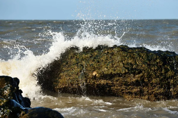 Tempestade Marítima Com Salpicos Ondas Grandes Sobre Cais Costa Baltica — Fotografia de Stock