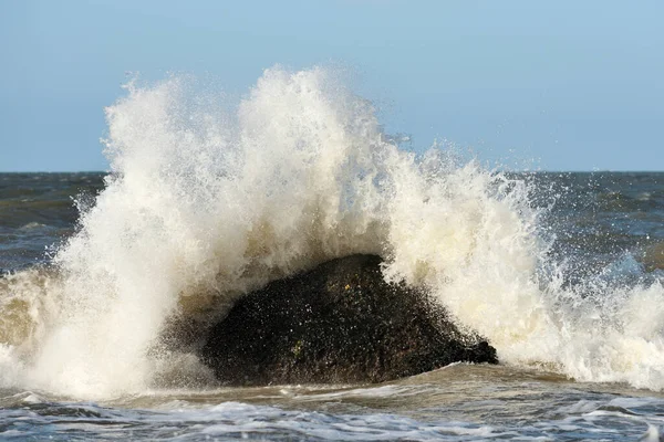 Zee Storm Met Plons Van Grote Golven Pier Van Baltische — Stockfoto