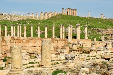 Ürdün 'ün Jerash kentindeki Greko-Roma şehri Gerasa' nın yıkılmış kolları ve duvarı
