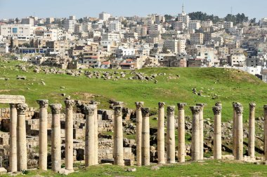 Jerash - 15 Şubat 2020. Gerasa 'nın Greko-Romen şehri ve Ürdün' ün Jerash kentindeki modern Jerash..