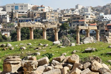 Jerash - 15 Şubat 2020. Gerasa 'nın Greko-Romen şehri ve Ürdün' ün Jerash kentindeki modern Jerash..