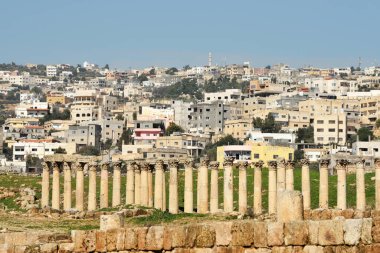 Jerash - 15 Şubat 2020. Gerasa 'nın Greko-Romen şehri ve Ürdün' ün Jerash kentindeki modern Jerash..