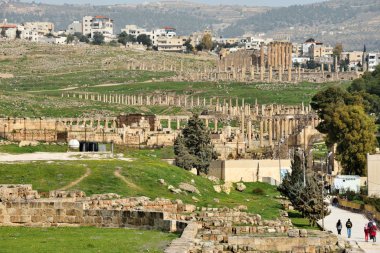 Jerash - 15 Şubat 2020. Gerasa 'nın Greko-Romen şehri ve Ürdün' ün Jerash kentindeki modern Jerash.. 