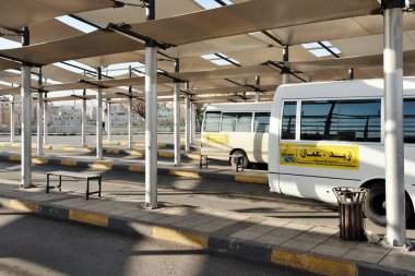 Amman, Jordan - 15 Şubat 2020. Amman, Ürdün 'deki halka açık otobüs durağına bakın. Amman Ürdün 'ün başkenti ve en büyük şehridir..