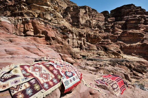 Alfombras Telas Colores Venta Petra Canyon Wadi Musa Jordania —  Fotos de Stock