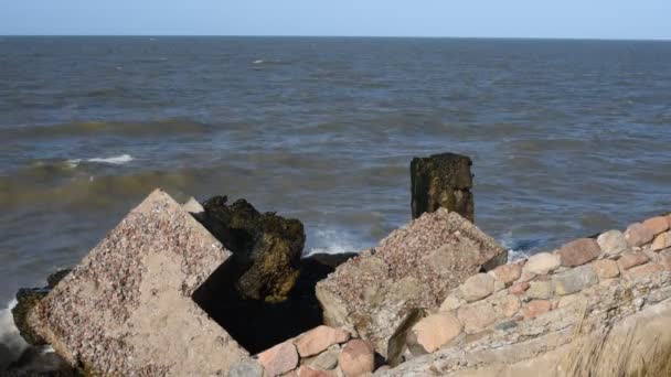 Bunker Sulla Spiaggia Liepaja Rovine Militari Abbandonate Mare Tempestoso Edificio — Video Stock