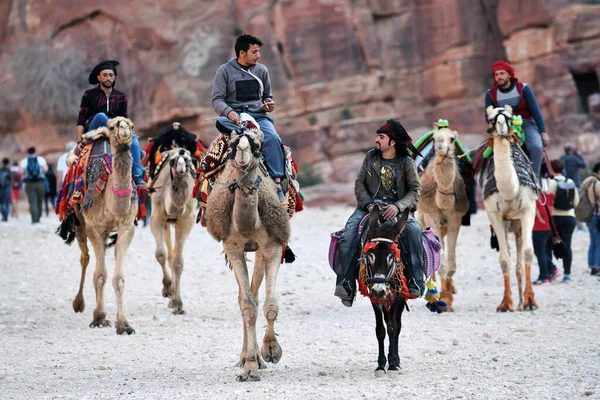 Petra Giordania Febbraio 2020 Guide Beduine Arabe Cavallo Nell Antica — Foto Stock