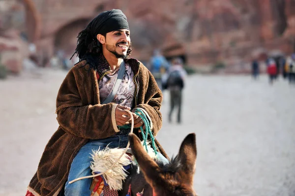 Petra Jordânia Fevereiro 2020 Guia Beduíno Árabe Cavalgando Antiga Cidade — Fotografia de Stock