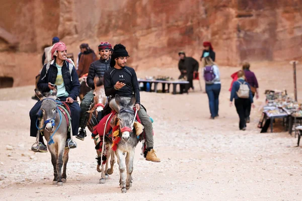 Petra Jordania Febrero 2020 Guías Beduinos Árabes Montando Antigua Ciudad — Foto de Stock