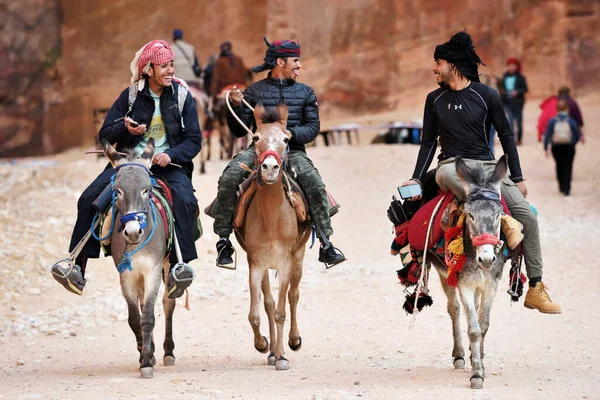 Petra Jordanië Februari 2020 Arabische Bedoeïenen Gidsen Rijden Oude Stad — Stockfoto