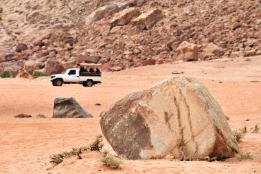 Wadi Rum Rock Çölü. Wadi Rum, Ürdün 'ün güneyinde kum taşı ve granit kayalara kesilen bir vadidir.