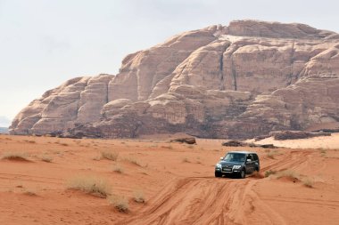 Wadi Rum Köyü, Ürdün - 19 Şubat 2020. Wadi Rum Çölü 'nde off road aracı.