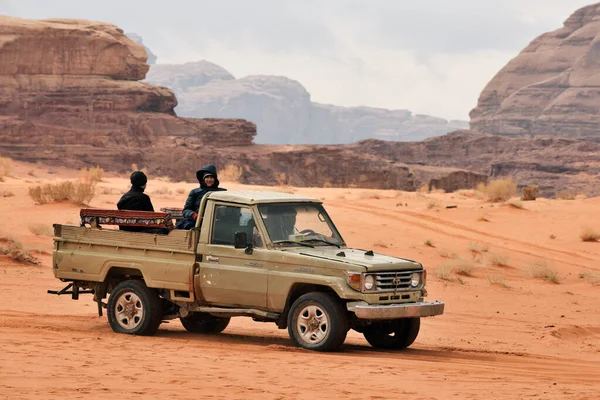 Wioska Wadi Rum Jordania Lutego 2020 Turyści Siedzą Pickupie Cieszą — Zdjęcie stockowe