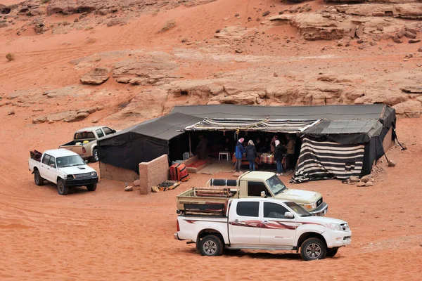 Wadi Rum Village Jordania Febrero 2020 Turistas Camionetas Campamento Para —  Fotos de Stock