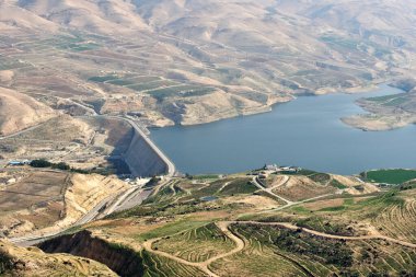 Dağdaki kralın yolu ve Wadi Mujib nehri üzerindeki Al Mujib barajı (Arnon nehri))