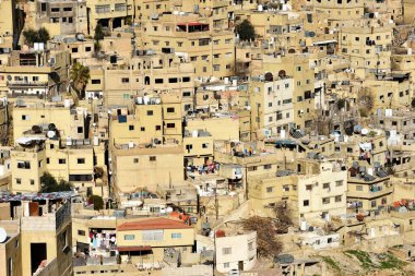 Amman, Jordan - 15 Şubat 2020. Ürdün 'ün Amman şehrinin gün batımındaki yerleşim alanına bakın. Amman Ürdün 'ün başkenti ve en büyük şehridir..