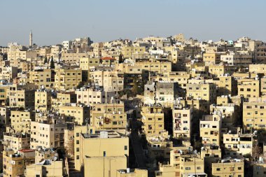 Amman, Jordan - 15 Şubat 2020. Ürdün 'ün Amman şehrinin gün batımındaki yerleşim alanına bakın. Amman Ürdün 'ün başkenti ve en büyük şehridir..