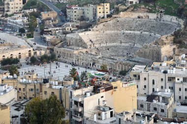 Amman, Jordan - 15 Şubat 2020. Ürdün 'ün Amman kentindeki antik Roma amfitiyatrosuna bakın. Amman Ürdün 'ün başkenti ve en büyük şehridir..