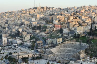 Amman, Jordan - 15 Şubat 2020. Ürdün 'ün Amman kentindeki antik Roma amfitiyatrosuna bakın. Amman Ürdün 'ün başkenti ve en büyük şehridir..