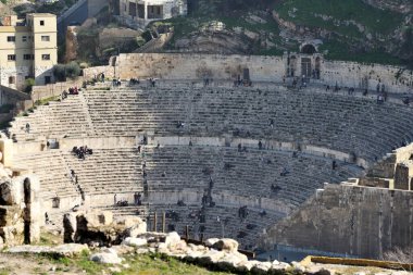 Amman, Jordan - 15 Şubat 2020. Ürdün 'ün Amman kentindeki antik Roma amfitiyatrosuna bakın. Amman Ürdün 'ün başkenti ve en büyük şehridir..