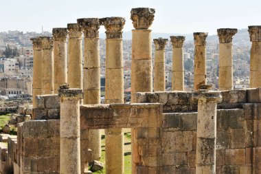 Ürdün 'ün Jerash kentindeki Greko-Roma şehri Gerasa' nın yıkılmış kolları ve duvarı
