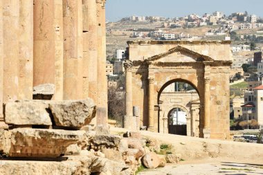Kuzey Tetrapylon - her iki tarafında bir kapı olan kare şeklinde bir yapı ve M.S. 165 ile 170 yılları arasında Ürdün 'ün Jerash kentinde inşa edilmiş bir kubbe ile kaplıdır.