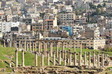 Jerash - 15 Şubat 2020. Gerasa 'nın Greko-Romen şehri ve Ürdün' ün Jerash kentindeki modern Jerash..
