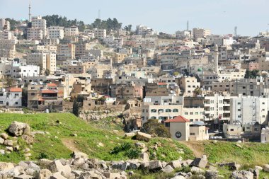 Jerash - 15 Şubat 2020. Gerasa 'nın Greko-Romen şehri ve Ürdün' ün Jerash kentindeki modern Jerash..