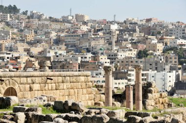 Jerash - 15 Şubat 2020. Gerasa 'nın Greko-Romen şehri ve Ürdün' ün Jerash kentindeki modern Jerash..