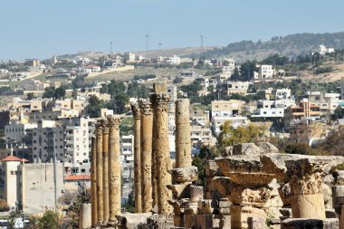 Jerash - 15 Şubat 2020. Gerasa 'nın Greko-Romen şehri ve Ürdün' ün Jerash kentindeki modern Jerash..
