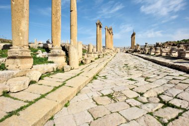 Roma 'nın harabe şehri Gerasa' nın ana caddesi, bugün Jerash olarak biliniyor.
