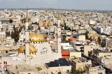 Madaba, Ürdün - 21 Şubat 2020. Madaba Şehri Panoraması, Ürdün. Madaba, Ürdün 'ün orta kesiminde, Madaba ilinin merkezi kent..