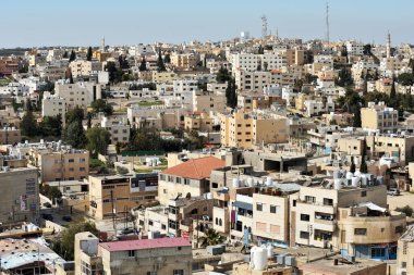 Madaba, Ürdün - 21 Şubat 2020. Madaba Şehri Panoraması, Ürdün. Madaba, Ürdün 'ün orta kesiminde, Madaba ilinin merkezi kent..