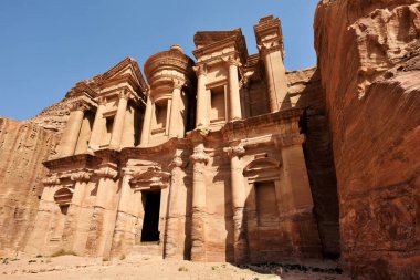 Antik Petra şehrindeki manastır. Petra 'daki El-Khazneh tapınağı UNESCO' nun Dünya Mirası Alanlarından ve dünyanın harikalarından biridir.