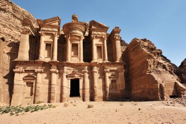 Antik Petra şehrindeki manastır. Petra 'daki El-Khazneh tapınağı UNESCO' nun Dünya Mirası Alanlarından ve dünyanın harikalarından biridir.