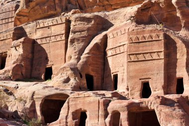 Cephe Caddesinde yürürken görülebilen mezarlar yüzlerce yıl önce yaratıldı. Petra kompleksi turistik ilgi merkezi, Ürdün