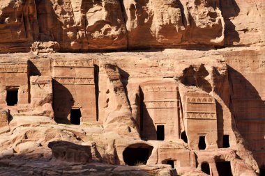 Cephe Caddesinde yürürken görülebilen mezarlar yüzlerce yıl önce yaratıldı. Petra kompleksi turistik ilgi merkezi, Ürdün