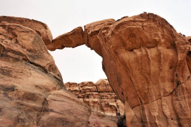 Wadi Rum Çölü 'ndeki Fruth Rock Köprüsü. Wadi Rum, Ürdün 'ün güneyinde kum taşı ve granit kayalara kesilen bir vadidir.