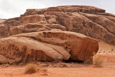 Wadi Rum Rock Çölü. Wadi Rum, Ürdün 'ün güneyinde kum taşı ve granit kayalara kesilen bir vadidir.