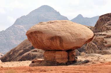 Wadi Rum 'da mantar şekilli kaya. Wadi Rum, Ürdün 'ün güneyinde kum taşı ve granit kayalara kesilen bir vadidir.