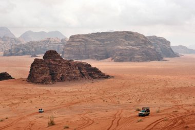 Wadi Rum Rock Çölü. Wadi Rum, Ürdün 'ün güneyinde kum taşı ve granit kayalara kesilen bir vadidir.