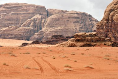 Wadi Rum Rock Çölü. Wadi Rum, Ürdün 'ün güneyinde kum taşı ve granit kayalara kesilen bir vadidir.