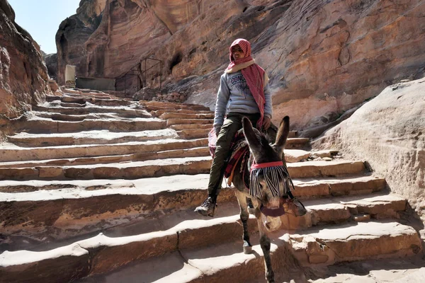 Πέτρα Ιορδανία Φεβρουαρίου 2020 Άραβας Οδηγός Bedouin Ιππασία Στην Αρχαία — Φωτογραφία Αρχείου