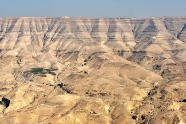 Dağdaki kralın yolu ve Wadi Mujib nehri üzerindeki Al Mujib barajı (Arnon nehri))