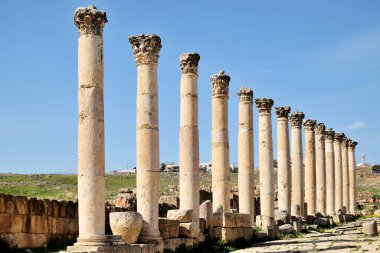 Ürdün 'ün Jerash kentindeki Greko-Roma şehri Gerasa' nın yıkılmış kolları ve duvarı