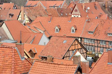Almanya 'nın tarihi eski Quedlinburg kasabası, yukarıdan çatılara bakıyor.