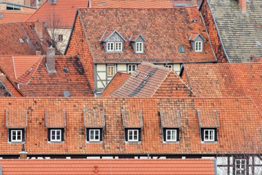 Almanya 'nın tarihi eski Quedlinburg kasabası, yukarıdan çatılara bakıyor.