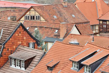 Almanya 'nın tarihi eski Quedlinburg kasabası, yukarıdan çatılara bakıyor.