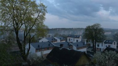 Gündüzden geceye hızlandırılmış görüntüler. Vilnius ilçesinde küçük bir kasaba.