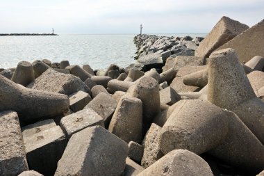 Deniz dalgakıranı, iskeleye yakın, Baltık Denizi kıyısı